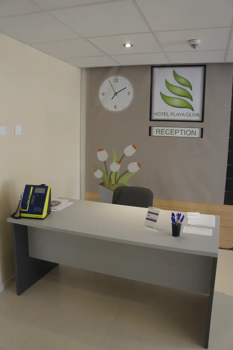 Mostrador de recepción ambientado para practicar role play en inglés