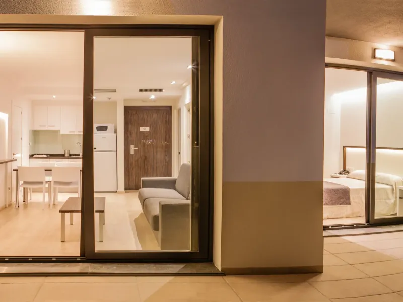 Vista del apartamento desde la terraza con salón y dormitorio