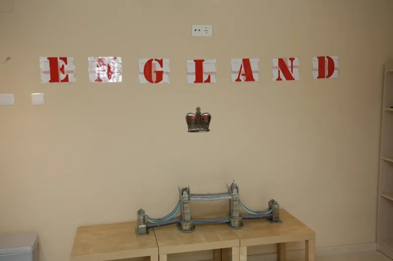 Aula temática de Inglaterra con letras rojas y una maqueta del Tower Bridge