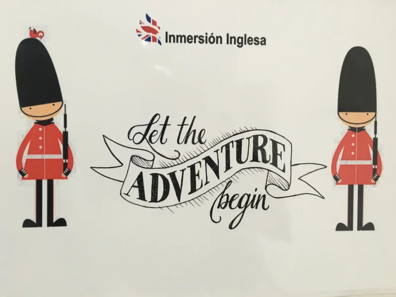 Mural con guardias británicos y el lema Let the adventure begin