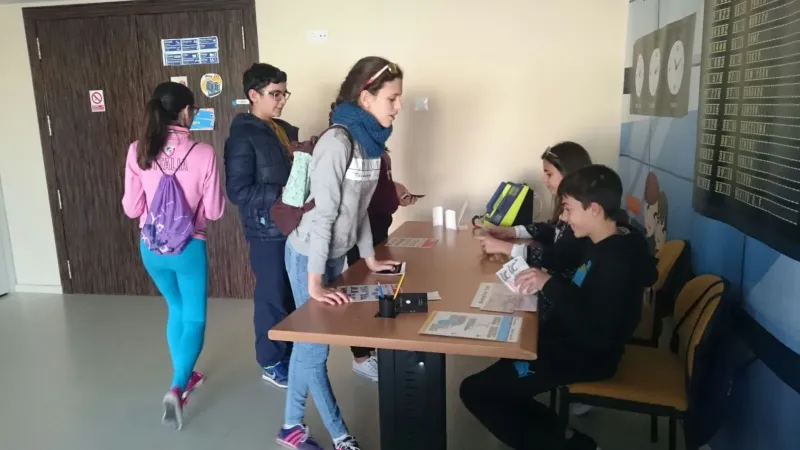 Alumnos practican el check-in en el mostrador del aula aeropuerto