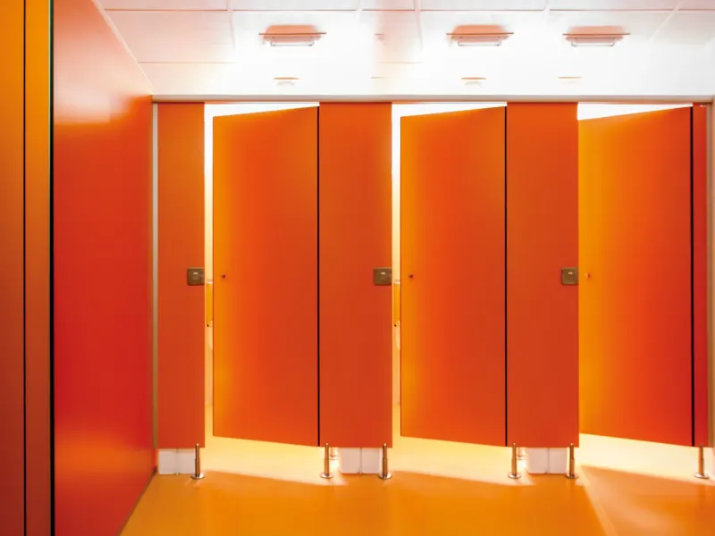 Vestuario con cabinas de puertas naranjas