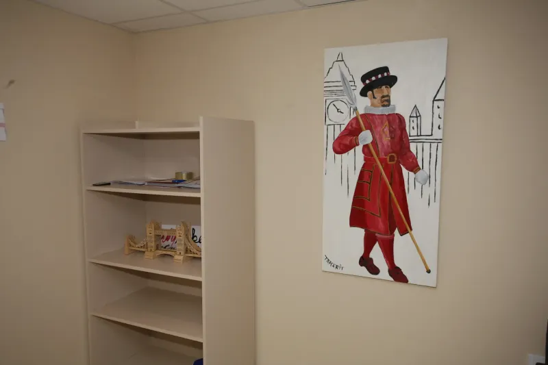 Rincón del aula de Inglaterra con estantería y dibujo de un guardia de la Torre de Londres