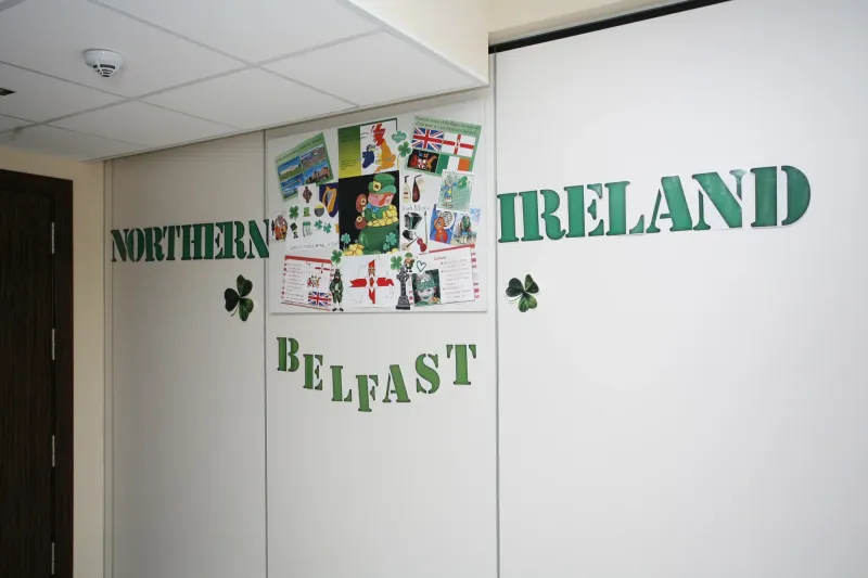Pared del aula temática de Irlanda del Norte con mural de Belfast