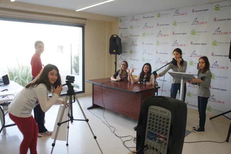 Alumnas preparan una grabación con cámara y micrófonos en el plató de televisión